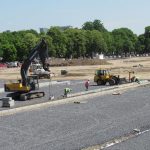 Uitvoering van de randen die de knopen en waterdoorlatende parkeerplaatsen aangeven (mei 2015).