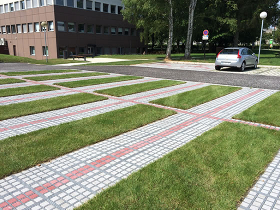 Revêtement de sol extérieur drainant pour campus universitaire