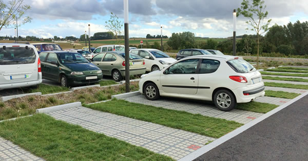 Aménagement de parking vert en dalles gazon