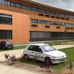 Parking végétalisé à l'entrée du lycée