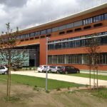 Parking végétalisé à l'entrée du lycée