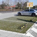 Parking commercial – Bornes de recharge | Solution perméable végétalisée O2D Green