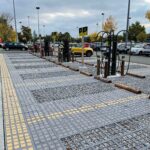 Parking commercial – Bornes de recharge | Solutions perméables O2D Pavé & Mulch