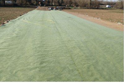 Pose du géotextile AMTER pour la création d’une base vie de chantier SNCF, assurant la dépollutions des eaux de ruissellement.