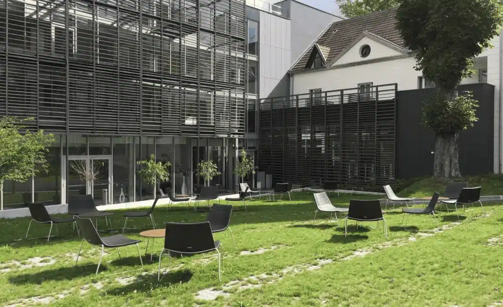 Places et cours intérieures alliant perméabilité et accessibilité – revue de projets