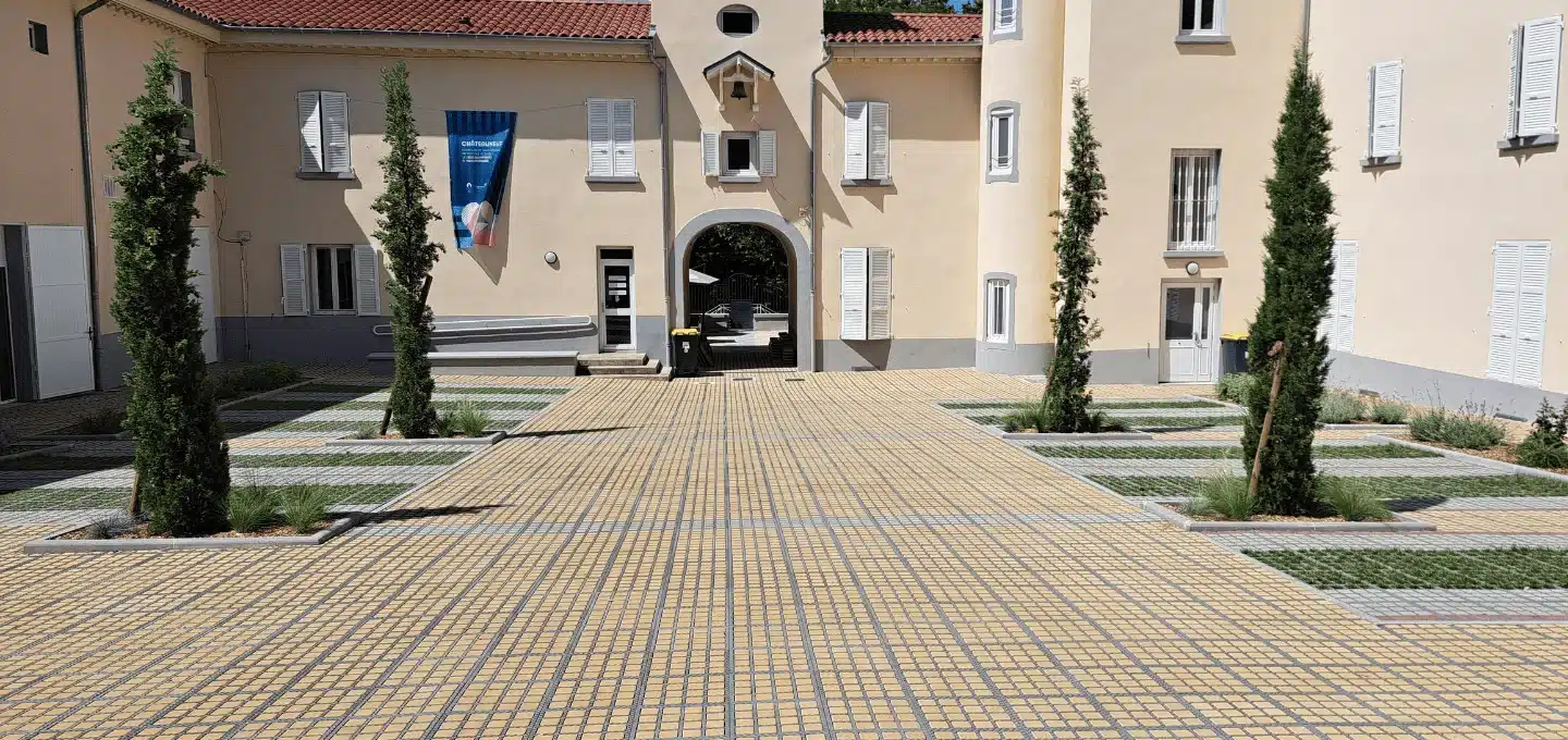 Places publiques et cours intérieures perméables et végétalisées