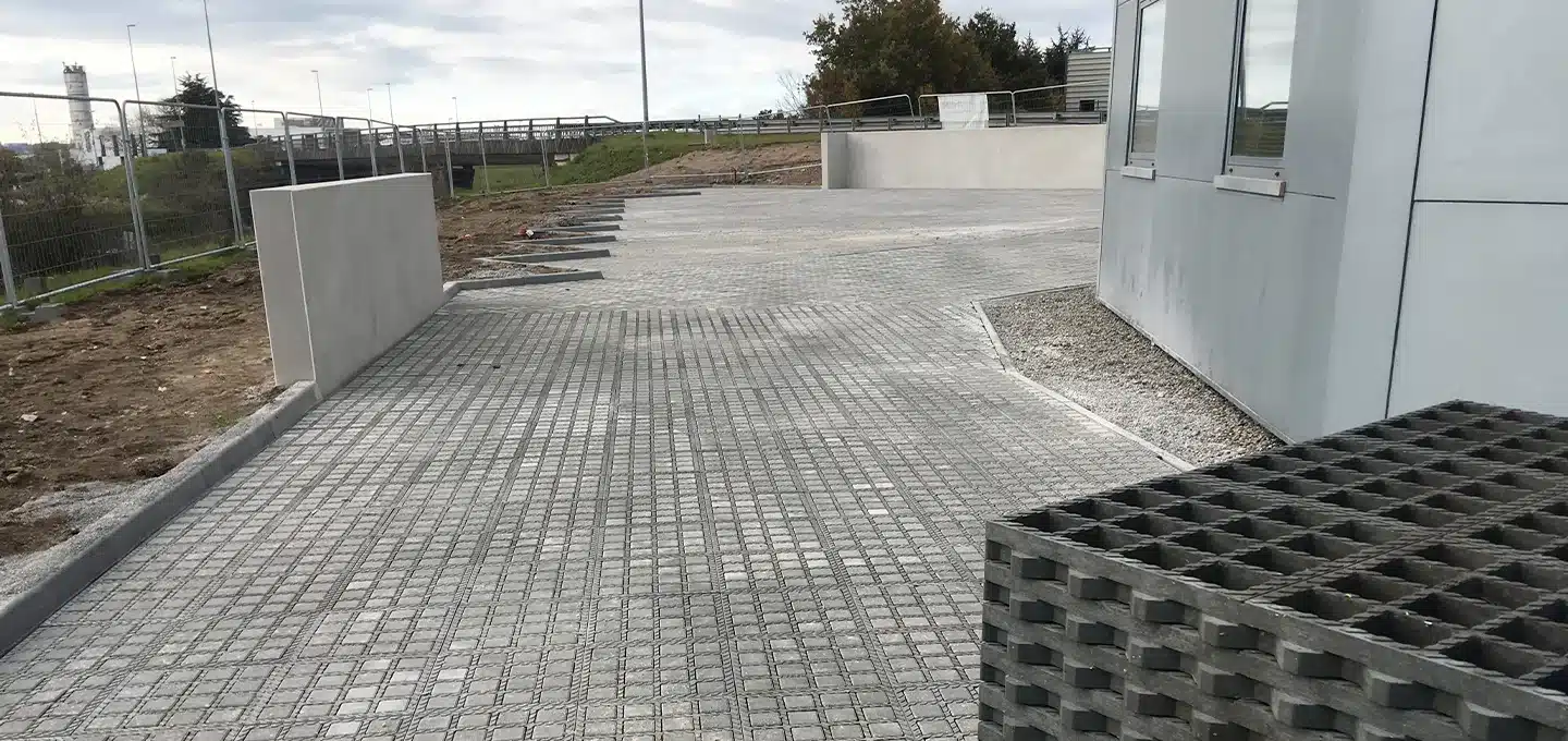 Fin de pose des dalles O2D cours intérieure près de Nantes