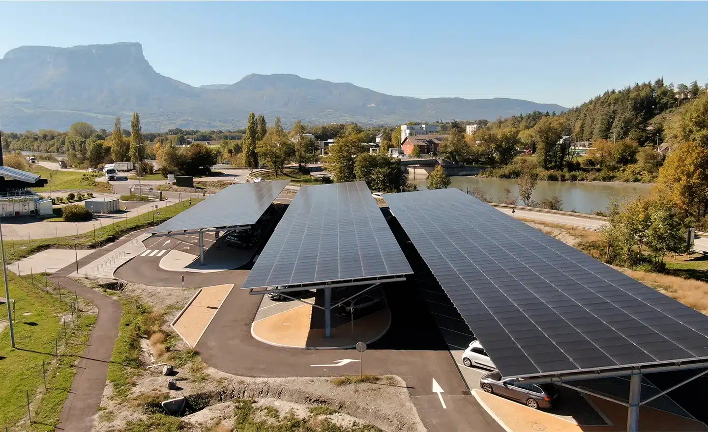 Parking alliant systèmes de sols perméables et ombrières photovoltaïques