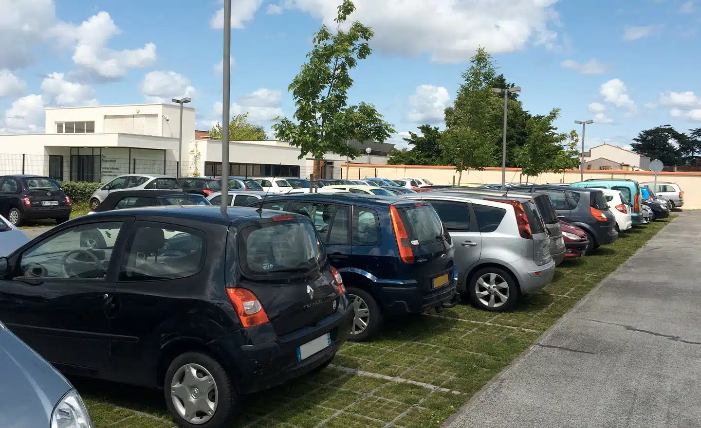 Parking gazon à forte fréquentation : presque quinze ans après mise en oeuvre, toujours aussi vert !