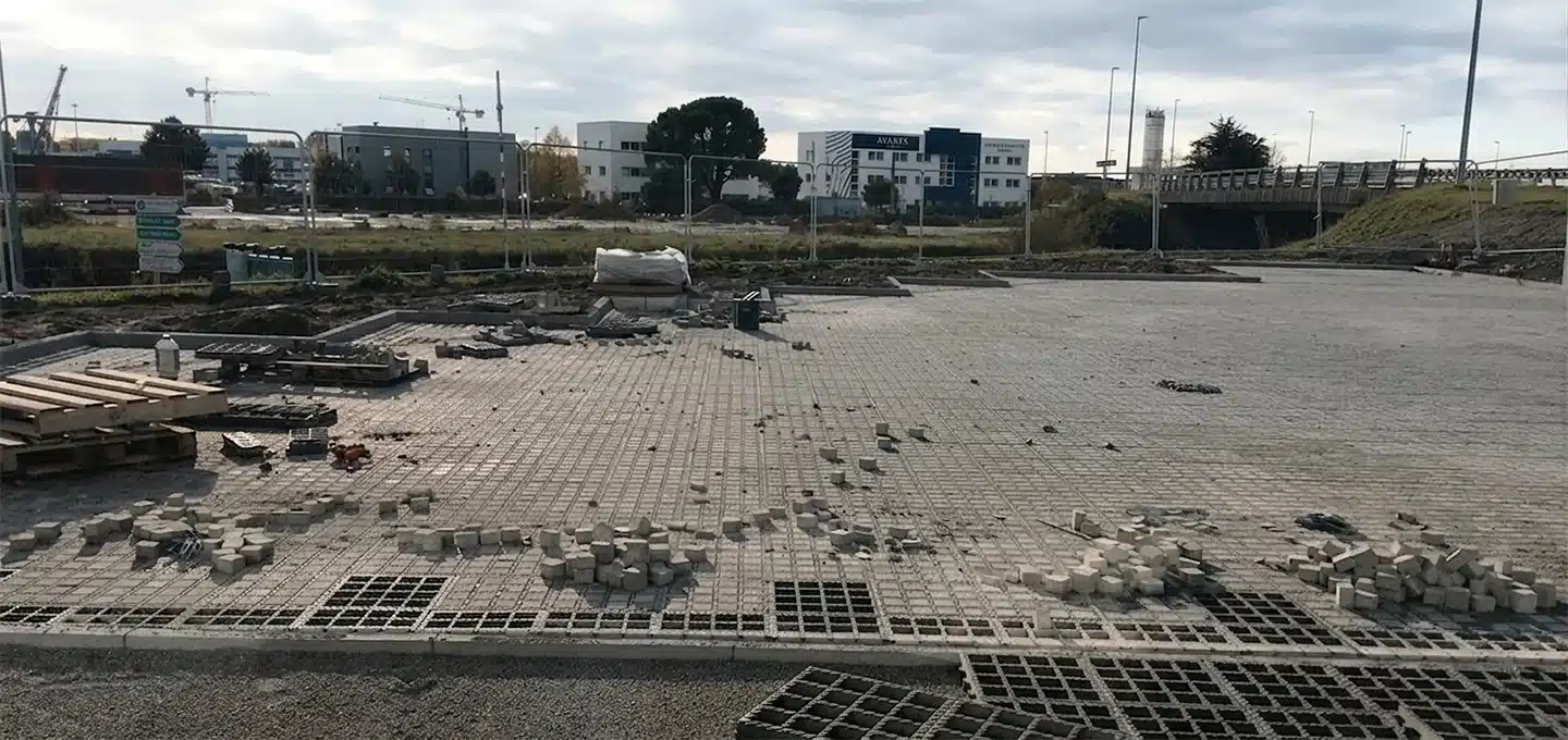 Pose des dalles et remplissage des pavés dans la cours intérieure près de Nantes