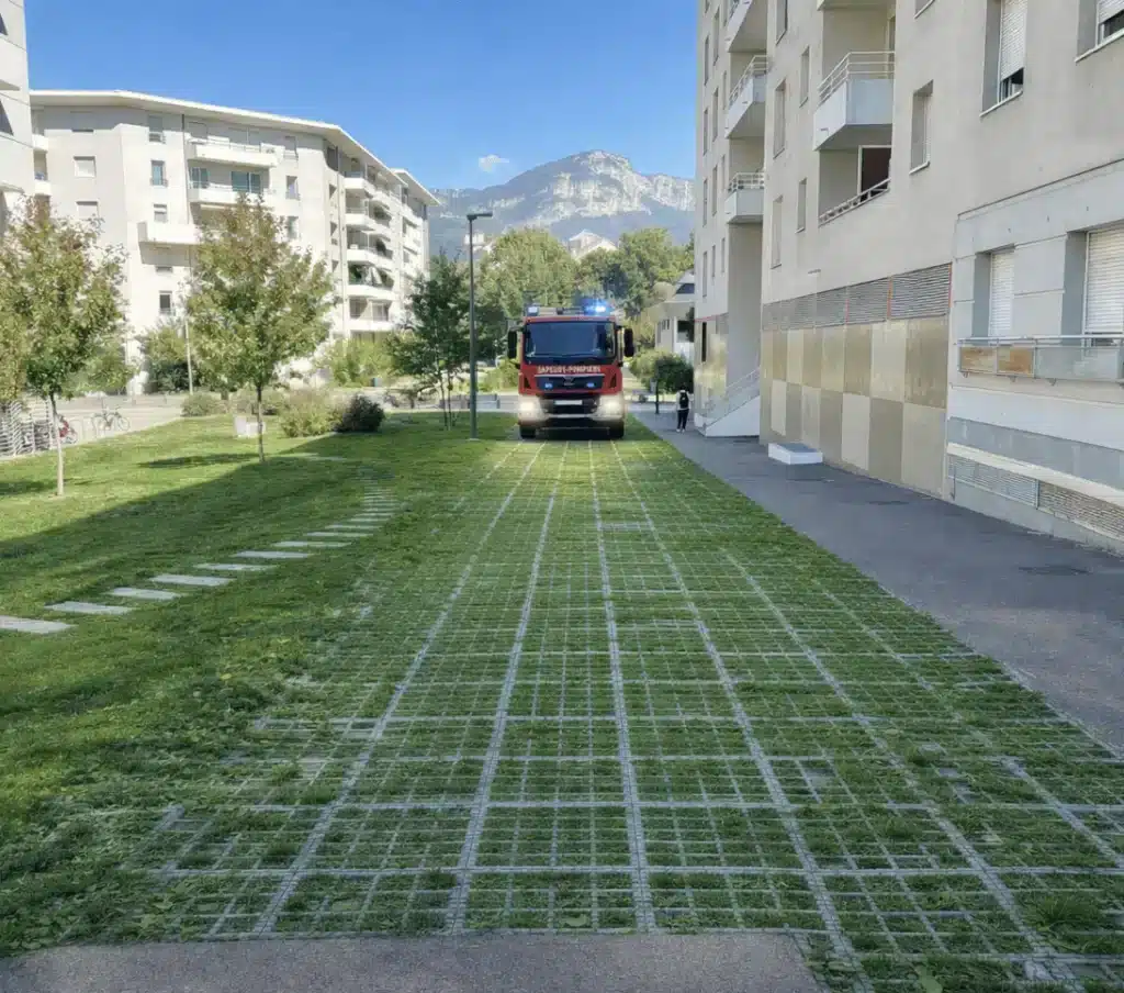 Voie d'accès pompier végétalisée