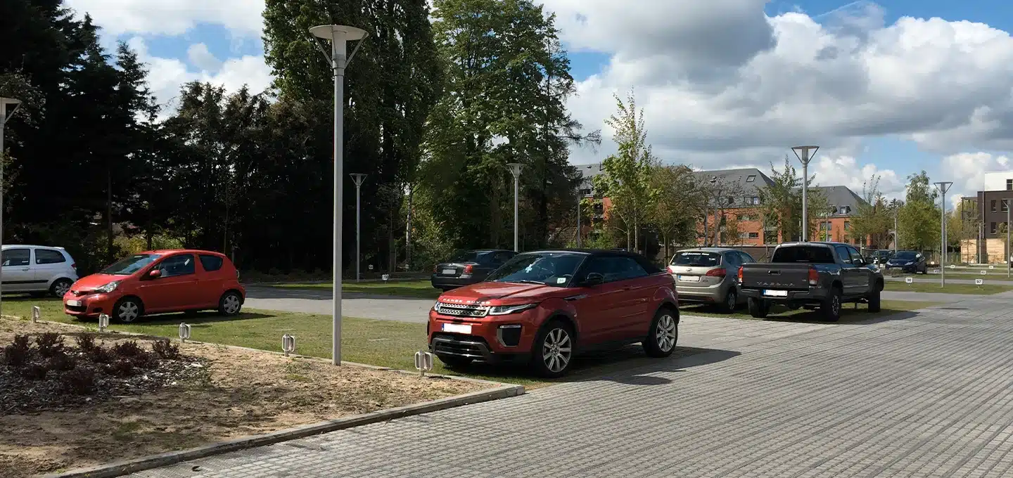 Stationnement végétalisés et voie d'accès pavées sur un parking résidentiel à Mons (1)