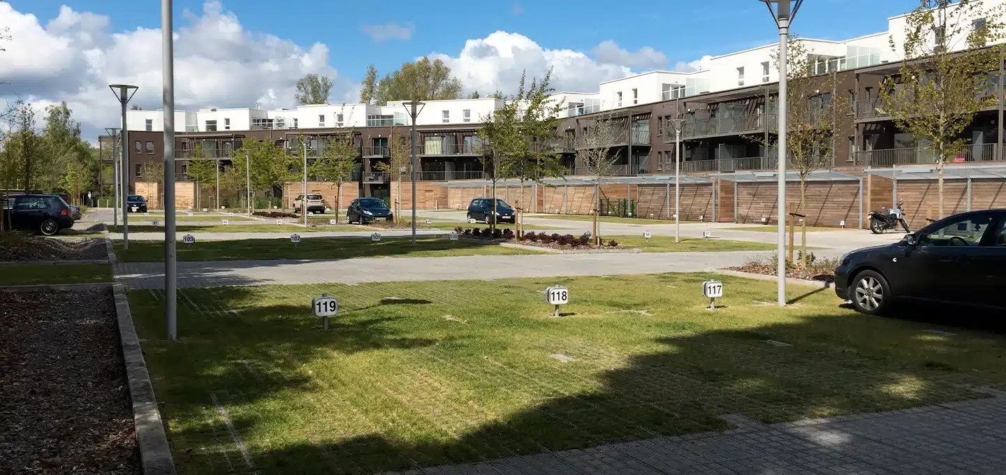 Stationnement végétalisés et voie d'accès pavées sur un parking résidentiel à Mons (2)