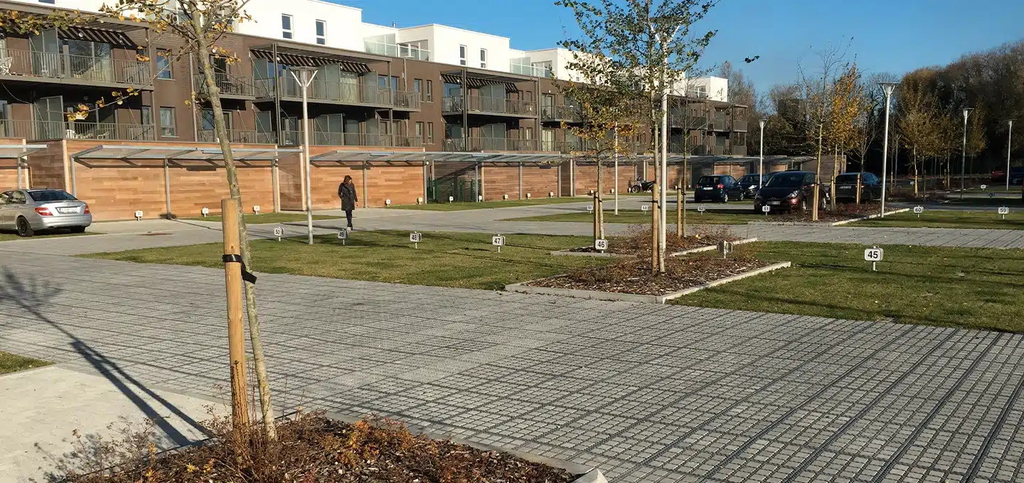 Stationnement végétalisés et voie d'accès pavées sur un parking résidentiel à Mons (3)