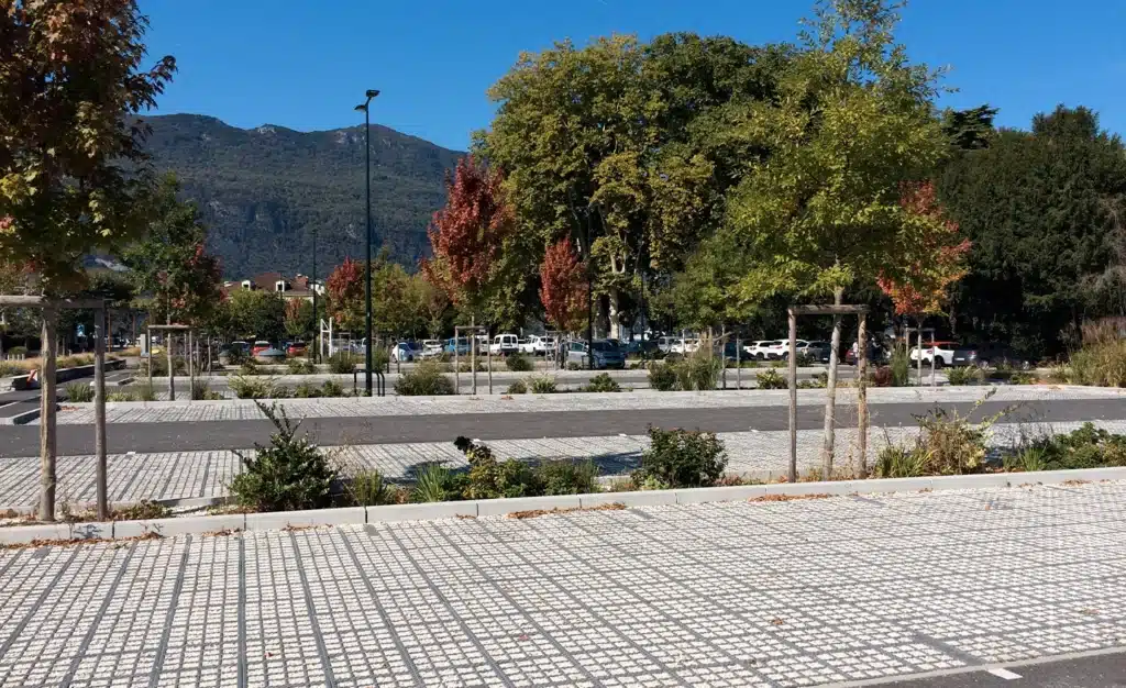 Stationnements drainants gravillonnés aux abords d’un site naturel à préserver