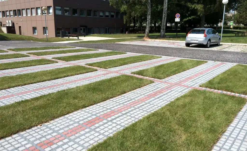 La route de l&rsquo;eau : revêtement de sol extérieur drainant sur le campus d&rsquo;Aulnoy-les-Valenciennes