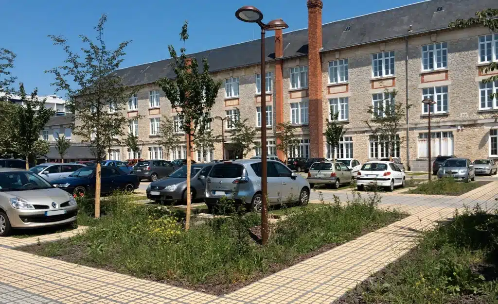 Dalles alvéolées pour parking engazonné : un projet de réhabilitation