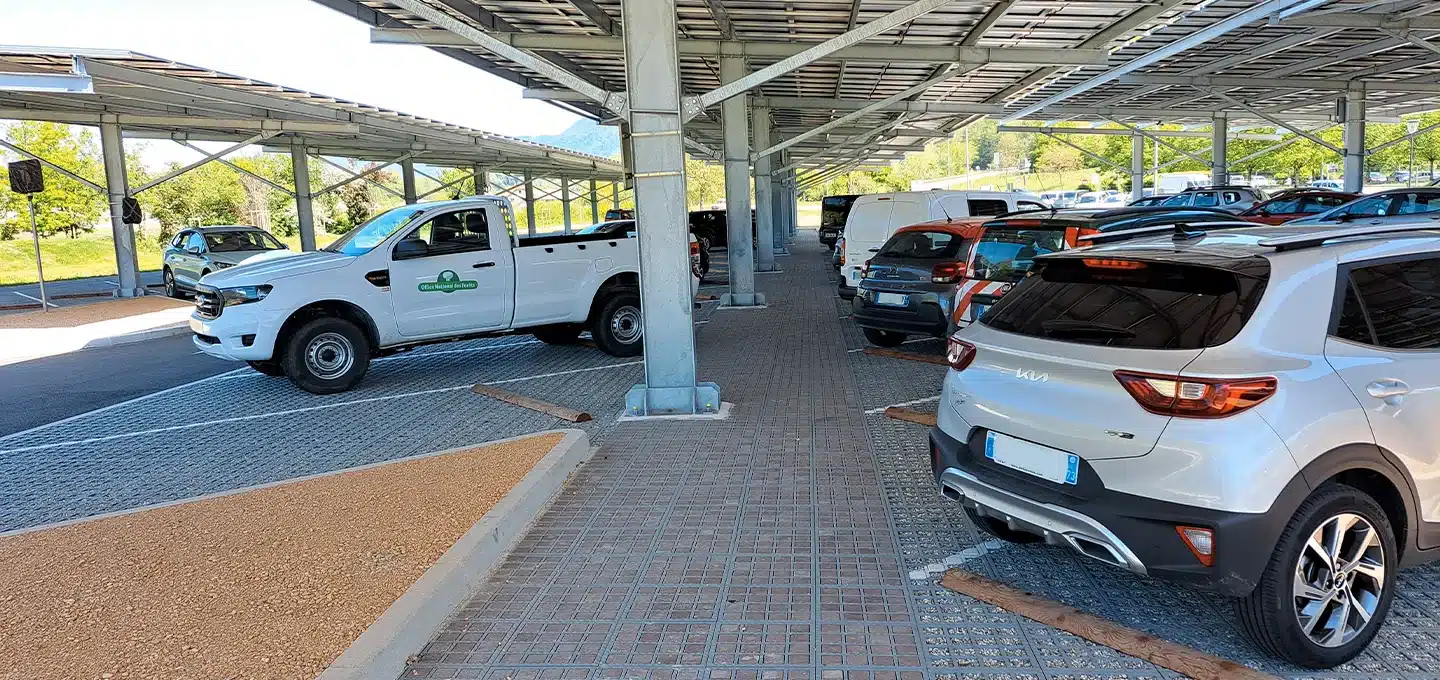 ombrieres photovoltaiques sur parkings perméables