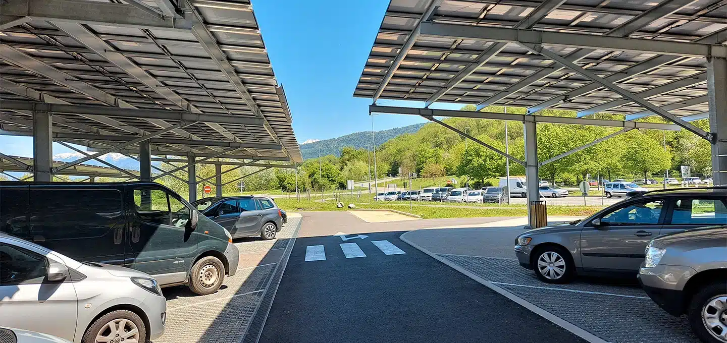 panneaux PV et parkings permeables