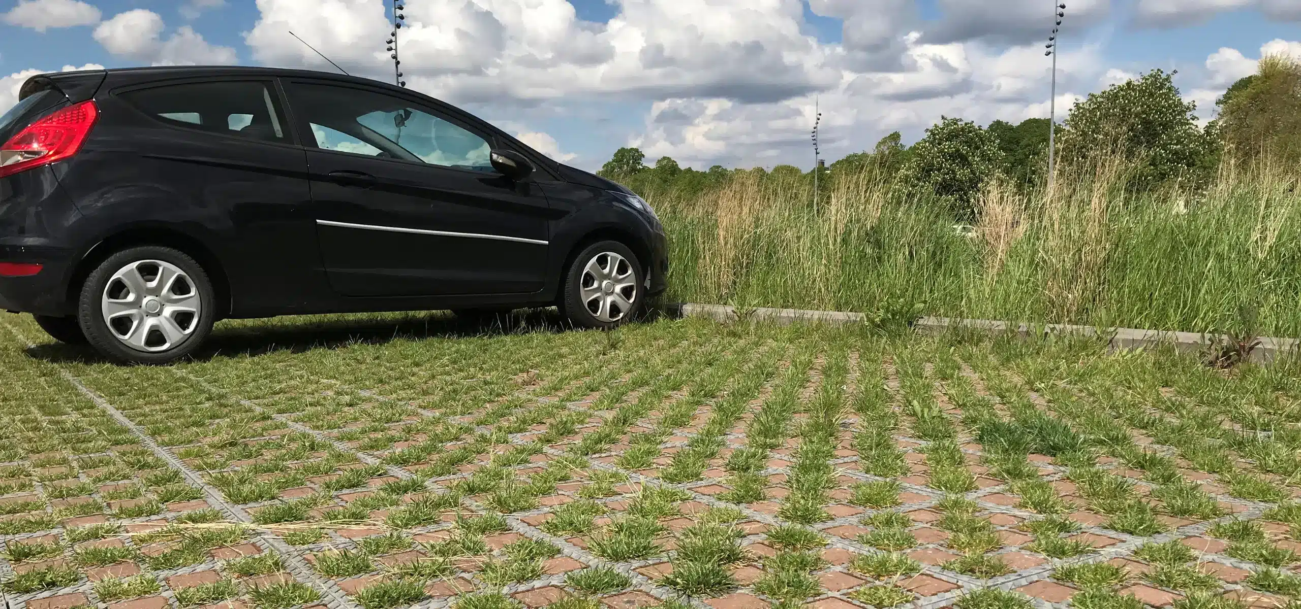 parking-paysager-permeable-damier-pave-gazon