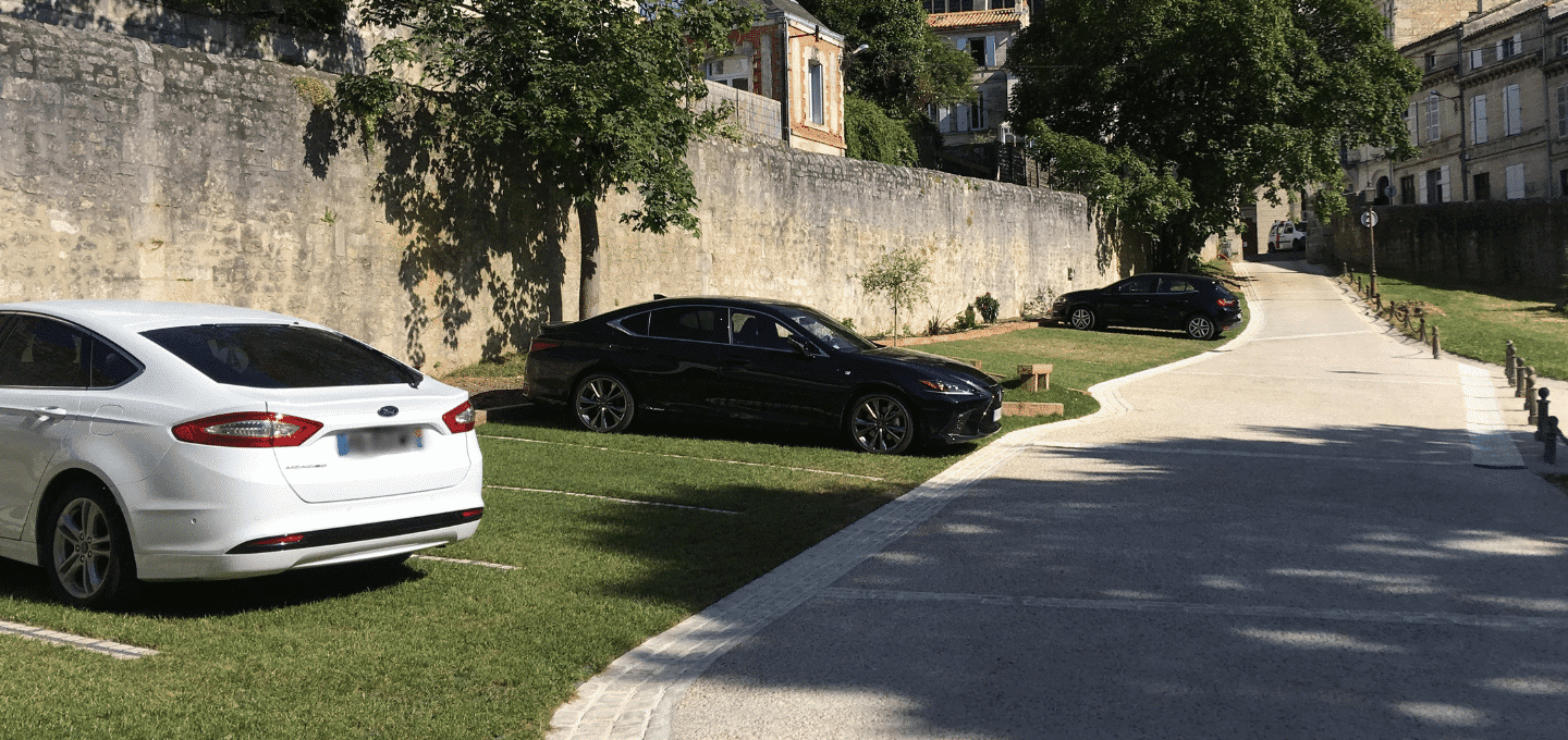 Parking végétalisé en dalles engazonnées perméables