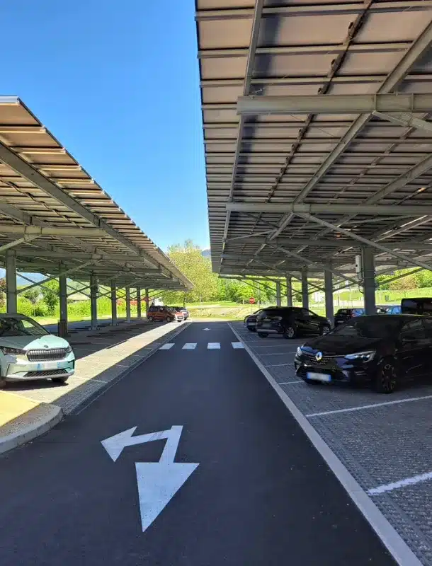Ombrières photovoltaïques loi aper parking perméable