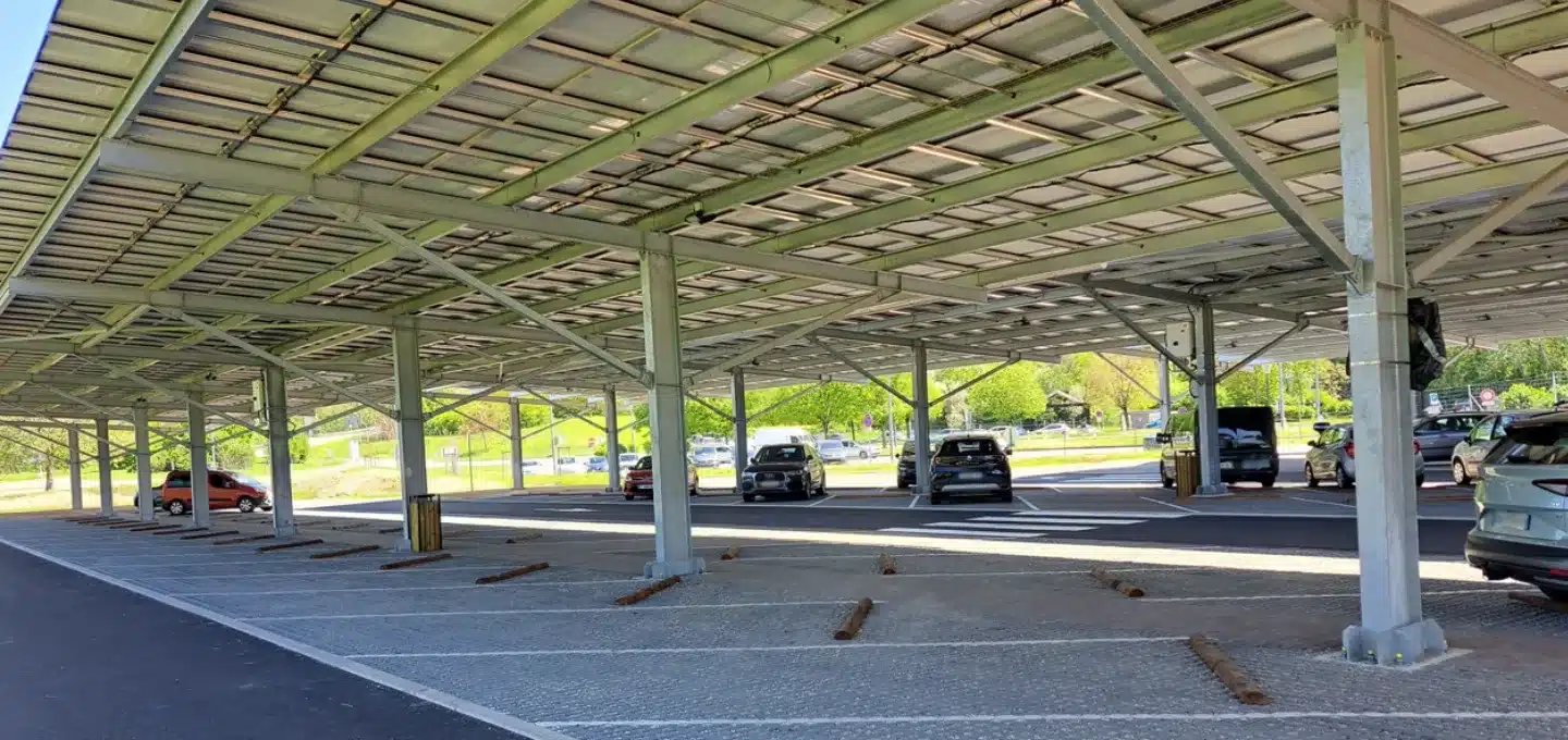 Ombrières photovoltaïques parking drainant