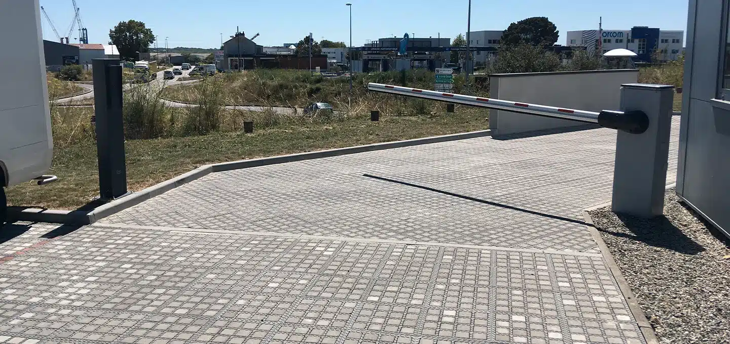Entrée sécurisée d'une cours intérieure sur dalles pavées