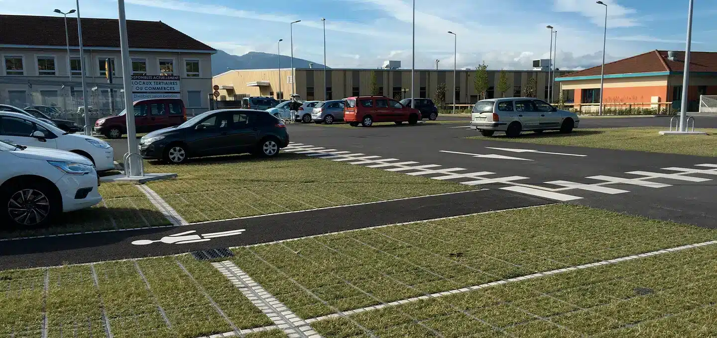 O2D GREEN pré-engazonné sur parking commercial LIDL