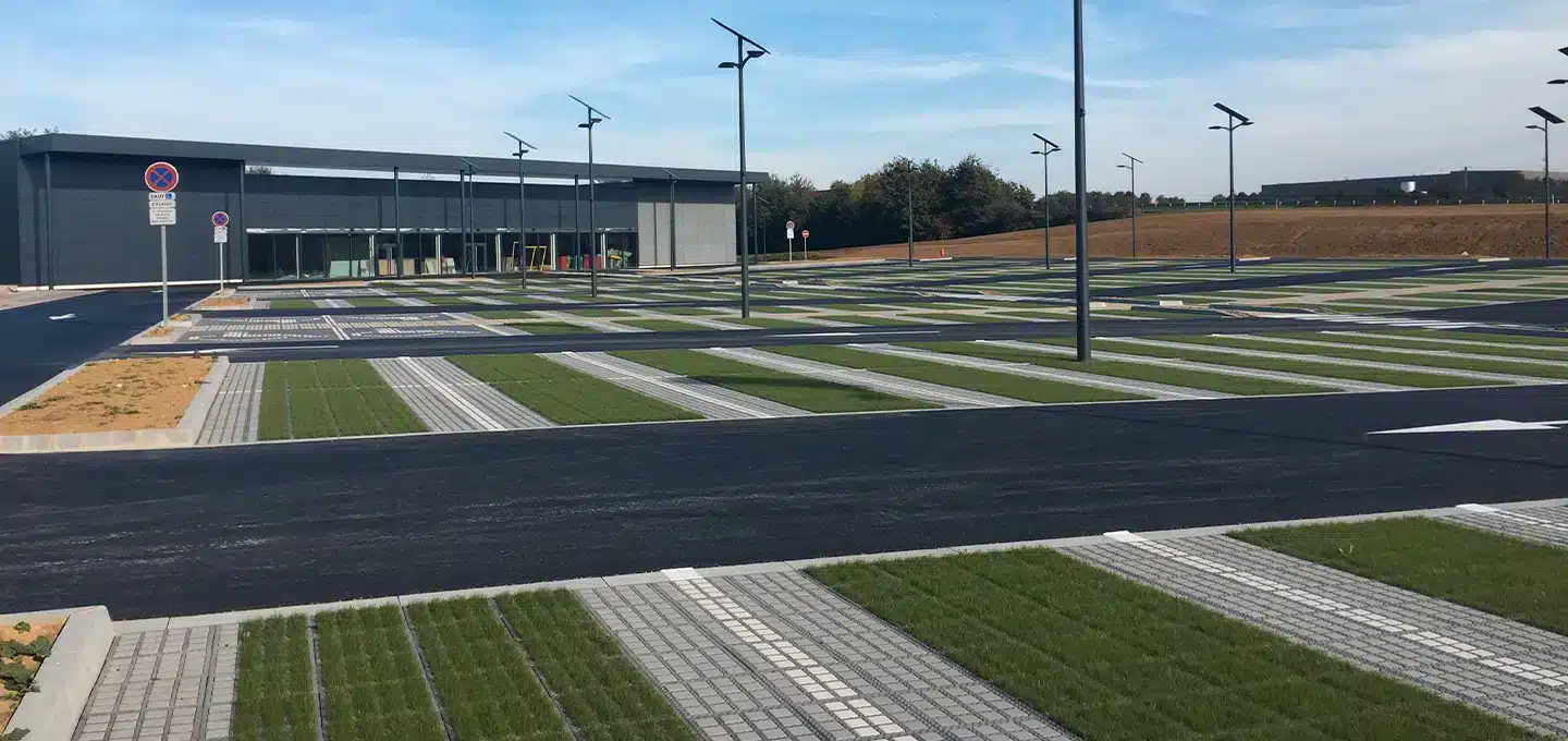 Parking vert pour un drive commercial fin de chantier