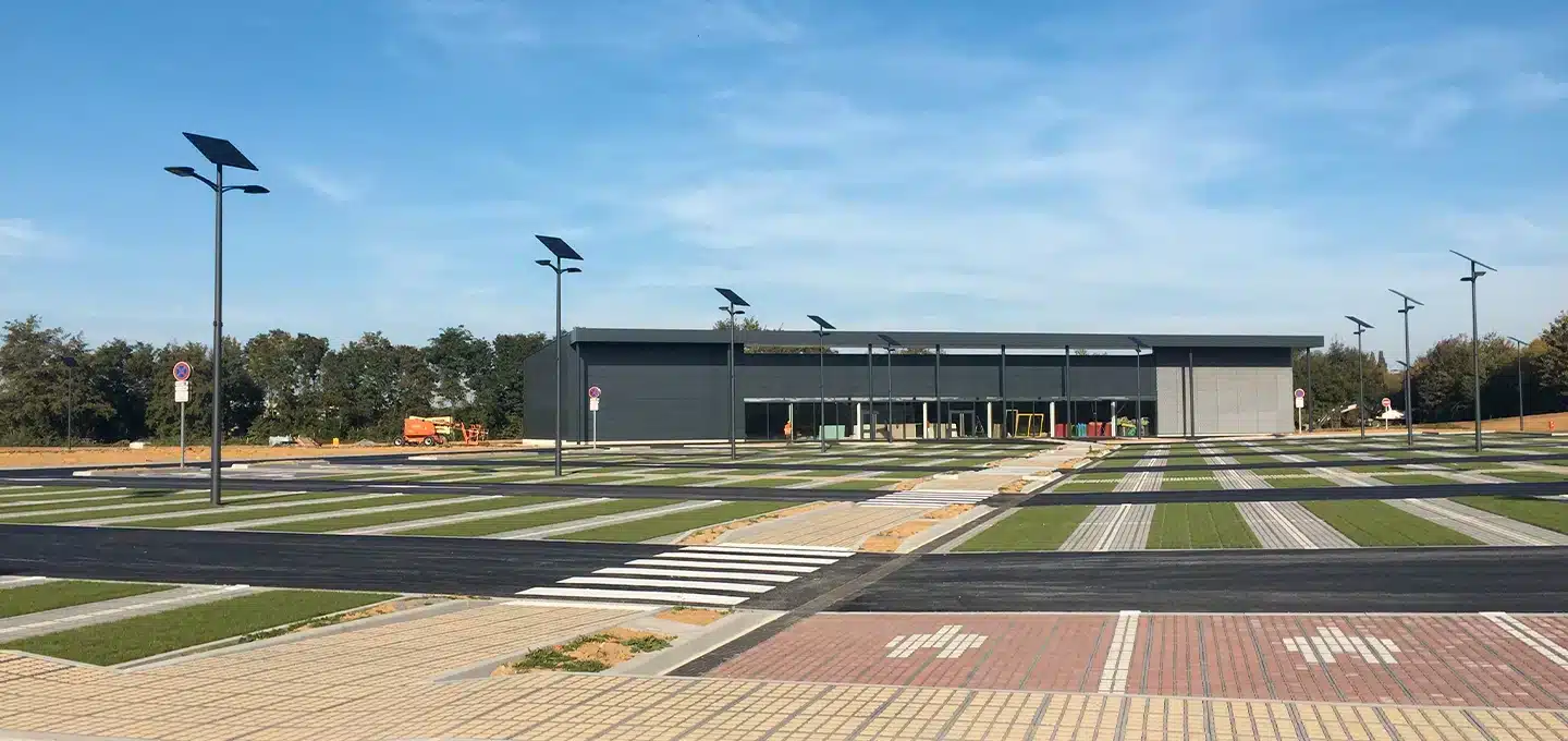 Parking vert pour un drive commercial - place PMR & pavé gazon