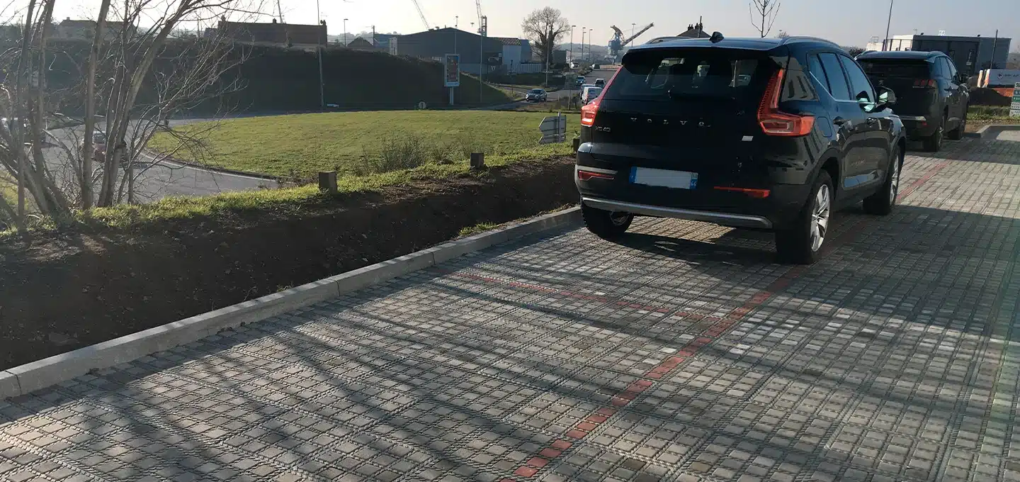 Stationnement délimité dans la cours intérieure de bureaux à Nantes, en pavés rouge O2D PAVÉ