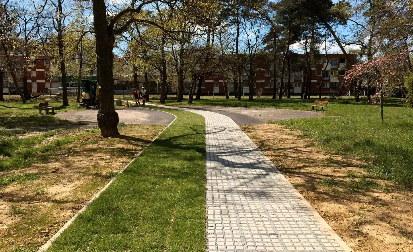 Brandweg met gras en klinkers: een dubbele functie voor deze seniorenresidentie