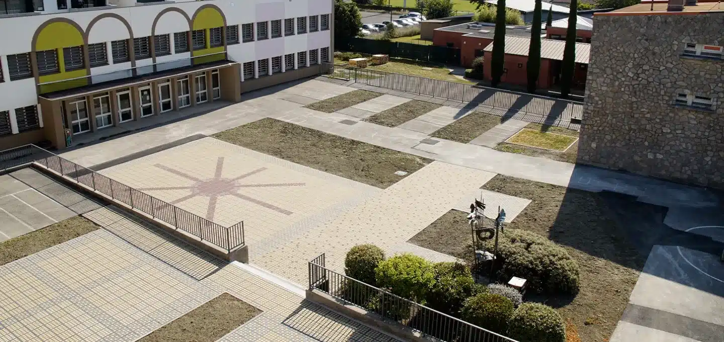 cours d'école perméable et végétalisée