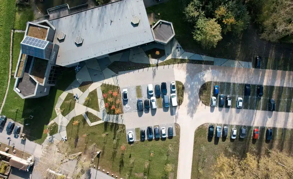 Un parking intégré à son environnement en lien avec la mission de cet Espace nature