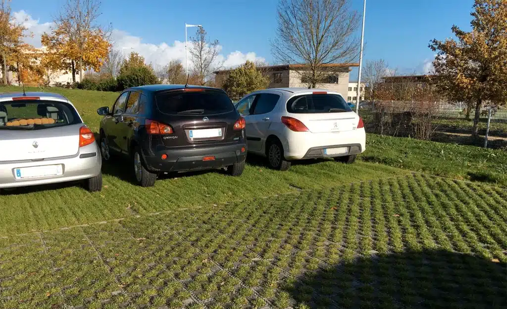 Un parti-pris végétalisé pour ce parking de bureaux Chartres