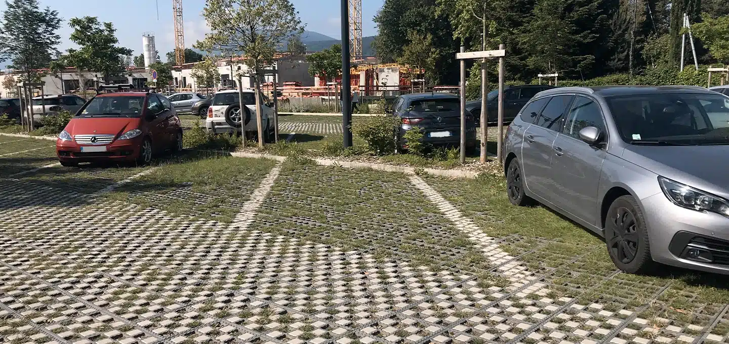 stationnement gazon damier pavés