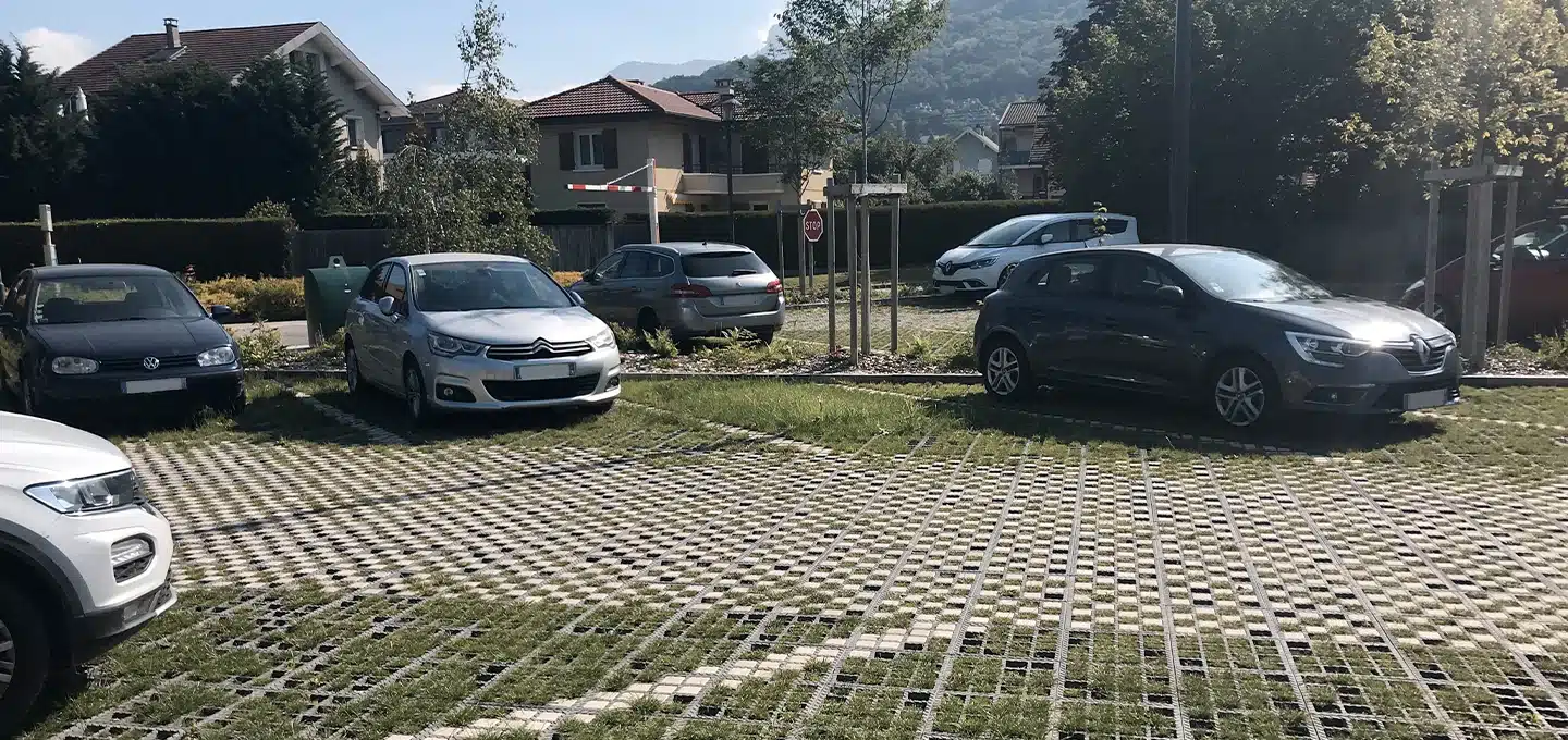 stationnement gazon et pavés