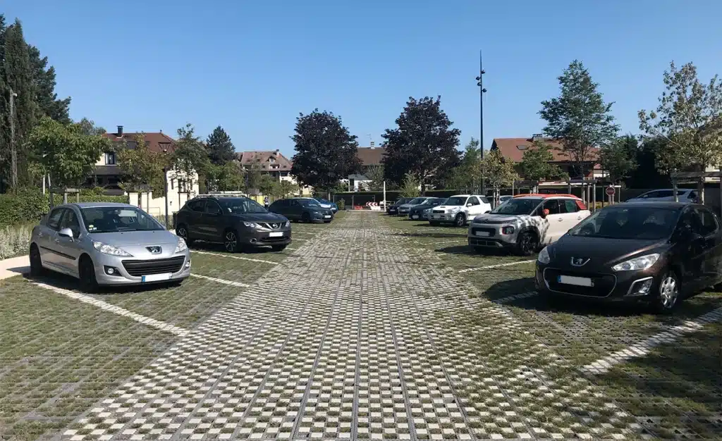 Un stationnement 100% gazon aux abords d&rsquo;un lieu touristique